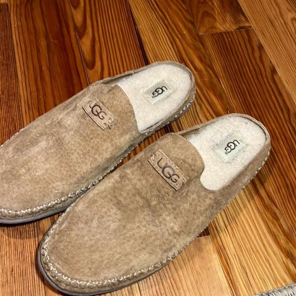 Women’s UGG slippers, size 7